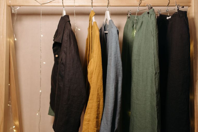 Vêtements suspendus à des cintres sur une tringle