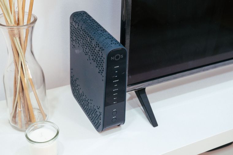 Box internet posée à côté d'un téléviseur