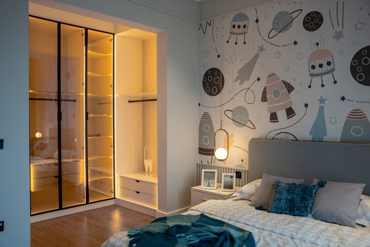 Chambre d'enfant avec lit, veilleuse et papier peint décoré