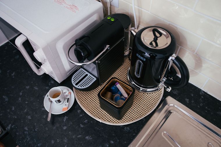 Machine à café, bouilloire et grille-pain sur un plan de travail, vus de dessus