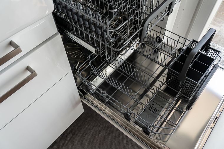 Lave-vaisselle en inox ouvert, paniers vides