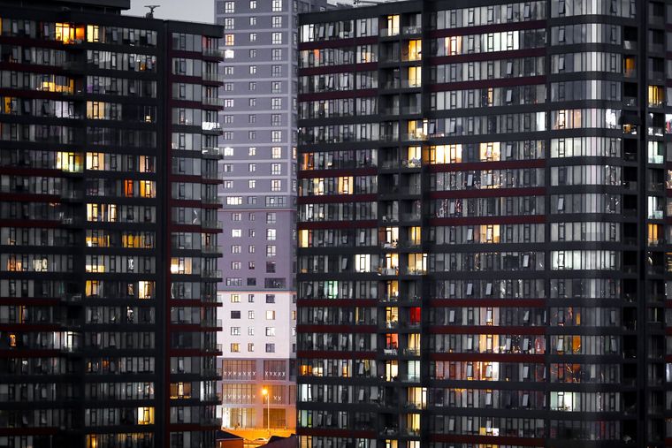 Tours d'habitation éclairées la nuit