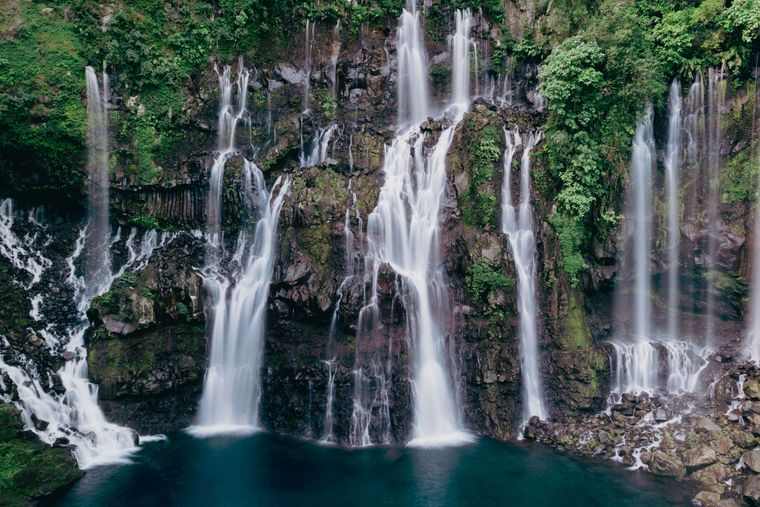 Cascade dans une forêt dense de La Réunion