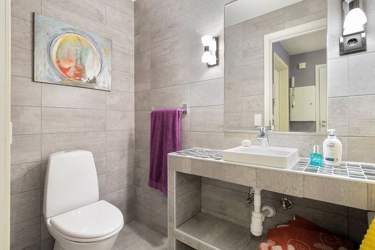 Toilettes et lavabo sur pied avec les tuyaux d'évacuation apparents