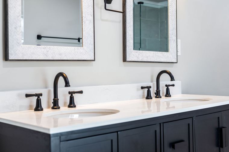 Meuble double vasque de salle de bain avec ses portes de placard fermées