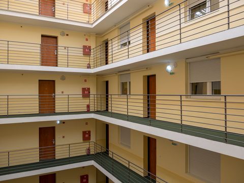 Coursives intérieures d'un immeuble d'habitation sur plusieurs étages