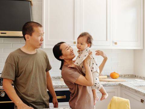 Famille avec un bébé dans une cuisine lumineuse