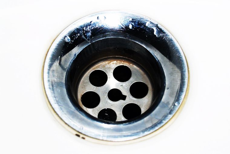 Bonde d'évier en inox avec des gouttes d'eau